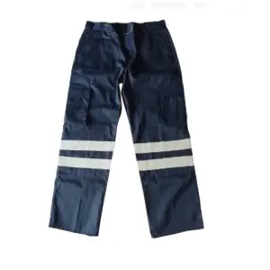 Pantalón con bolsas de cargo y cinta reflejante